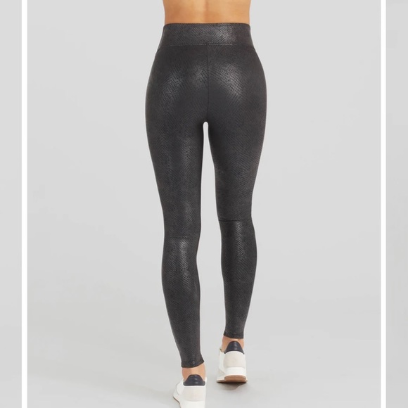 Spanx EUC faux leather snakeskin leggings size medium - Picture 2 of 4